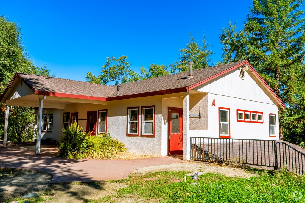 Cedar Springs Waldorf School serves students the El Dorado County community.