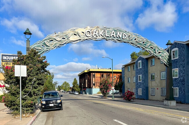 Oakland's sign welcomes visitors and new residents alike to Las Palmas.
