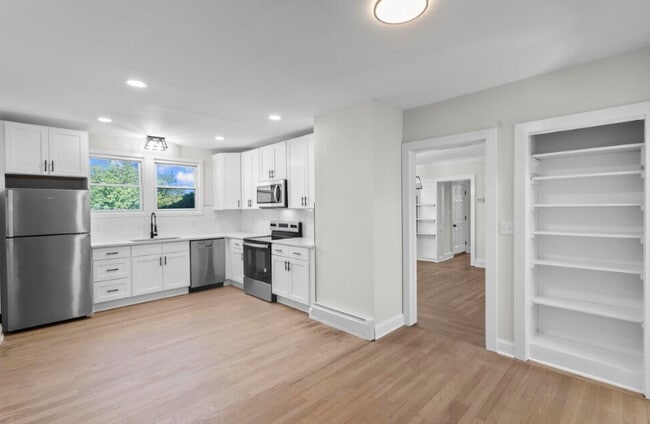 1070 Whitney Ave - Lake Whitney -1 Month Free, Hamden, CT 06517 - photo 6