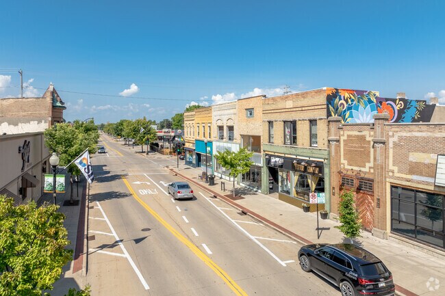 Main St provides Midtown residents with numerous shopping and dining options.