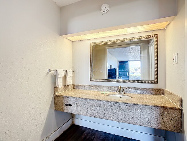 4645 N Socrum Loop Rd unit King Room, Lakeland, FL 33809 - photo 4