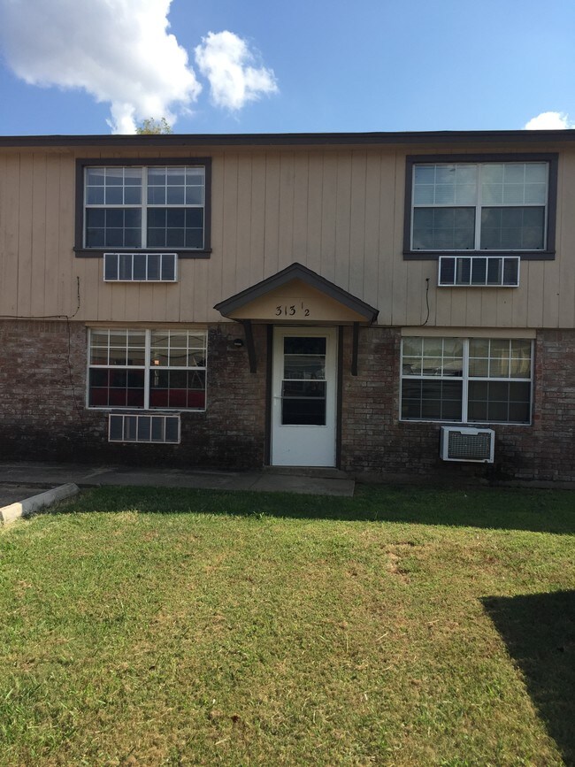 313 N 4th St unit 4, Noble, OK 73068 - photo 2