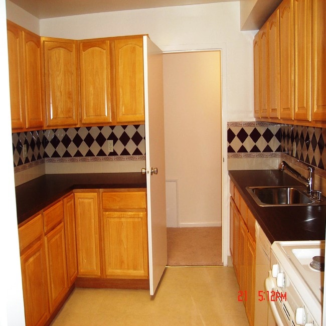 Woodlake Towers unit 520, Falls Church, VA 22044 - photo 2