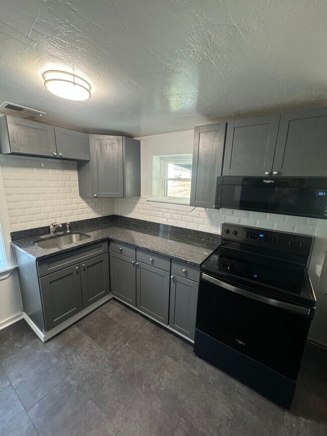 1272 Union St unit 1272 rear, Bridgeville, PA 15017 - photo 3