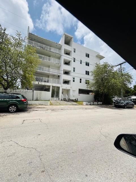 498 SW 2nd St, Miami, FL 33130