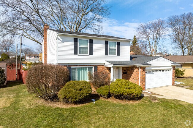 Colonial style home located in Warren