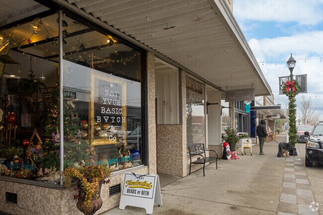 There are many small boutiques and other local businesses in the nearby Downtown Enumclaw.