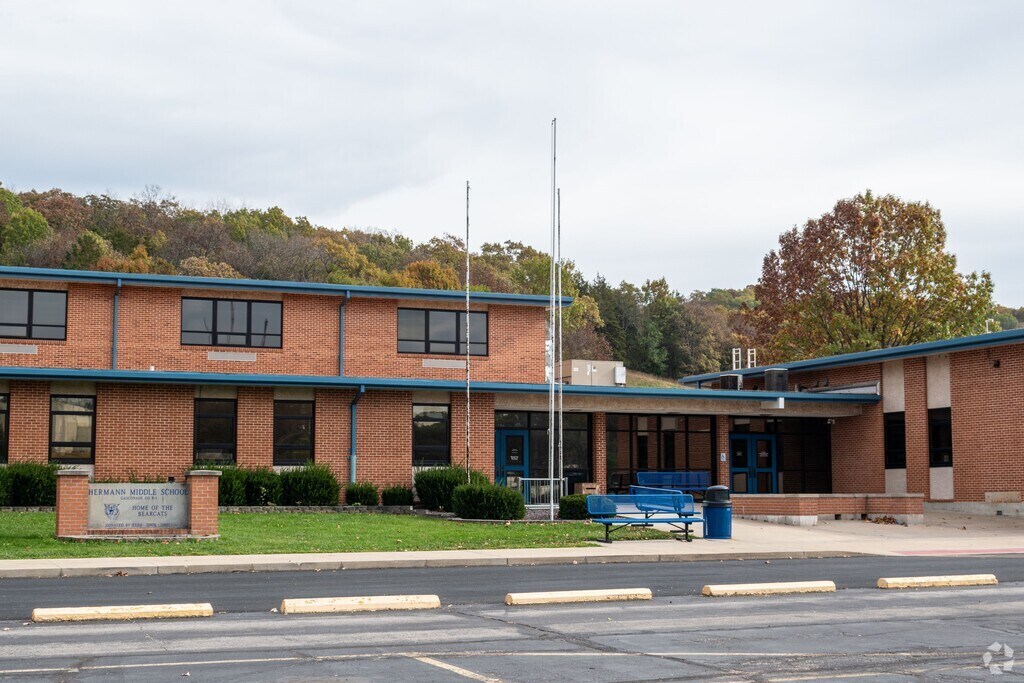Hermann Middle School serves students in the Warren County community.