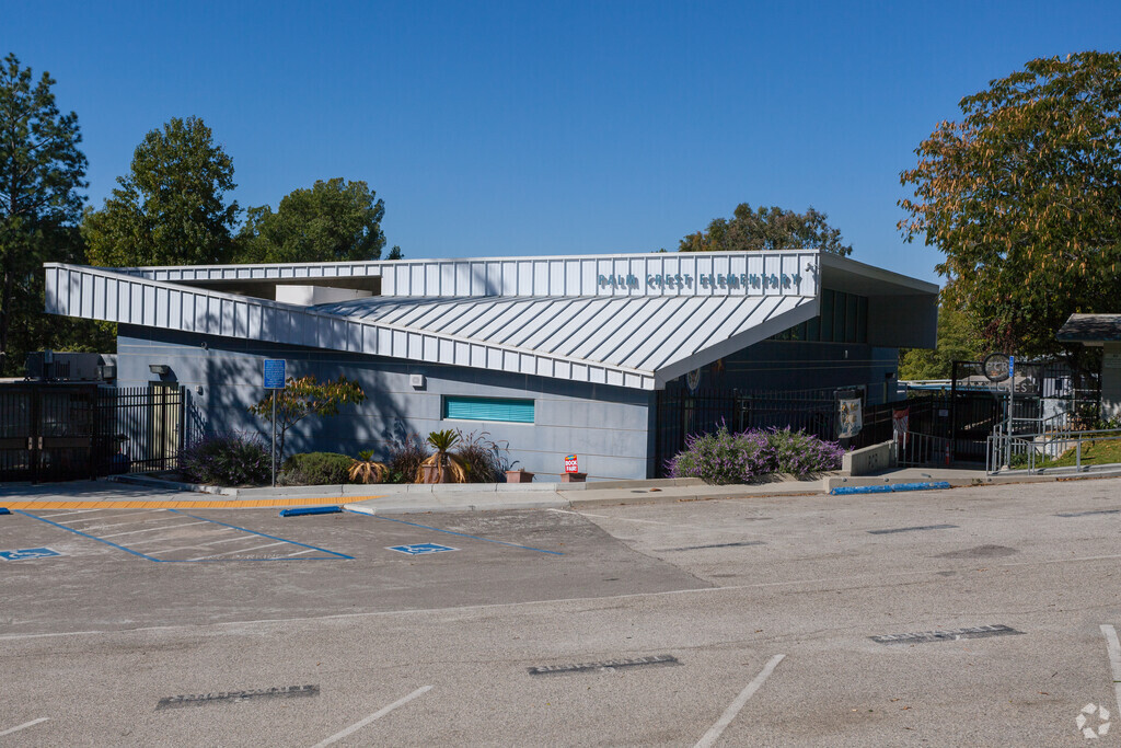 Palm Crest Elementary School provides education in the neighborhood of 
La Canada Flintridge.