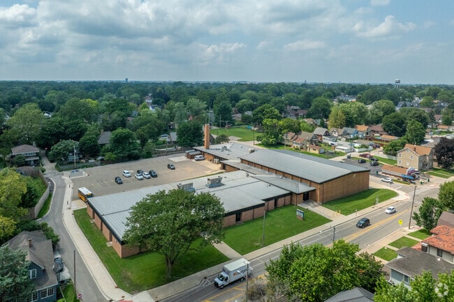 The courses at Lincoln Junior High School encourage critical thinking and creativity.