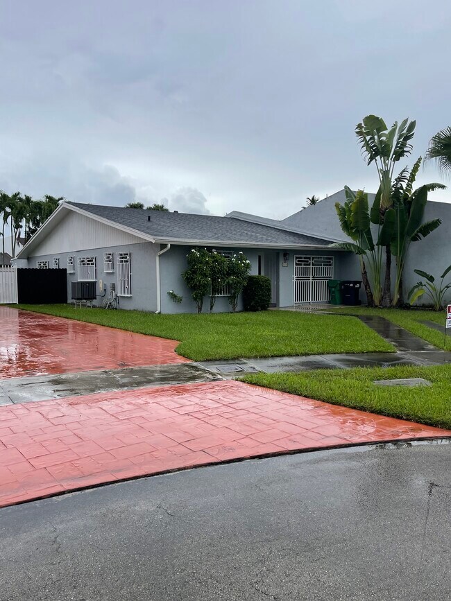 2435 SW 109th Ct, Miami, FL 33165
