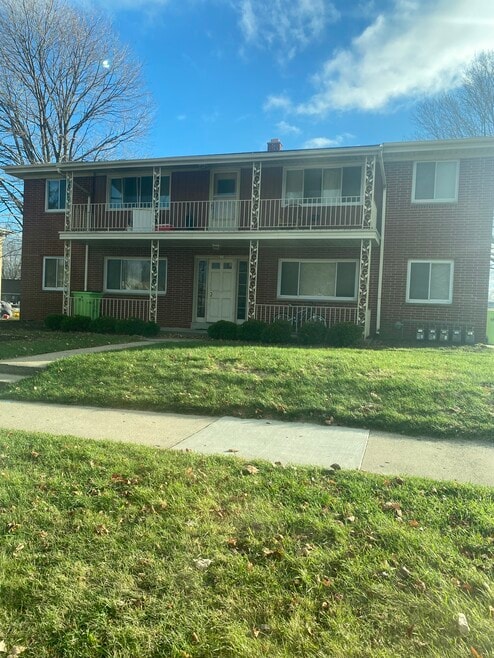 611 E Monroe Ave unit 4, Hartford, WI 53027 - photo 1