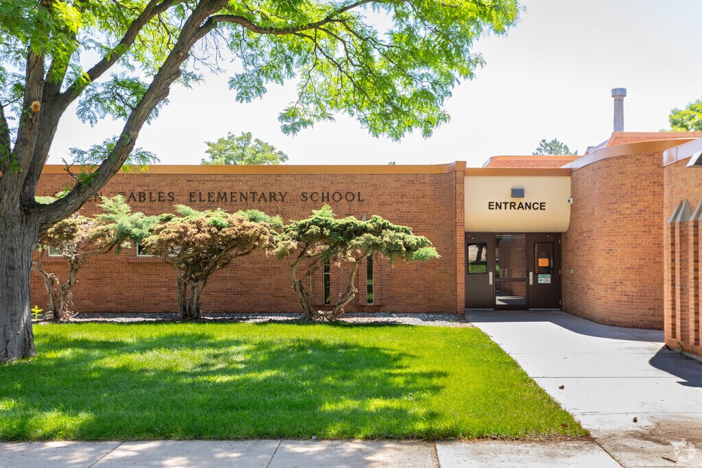 Green Gables Elementary School is an above-average, public school located in the Carmody area.
