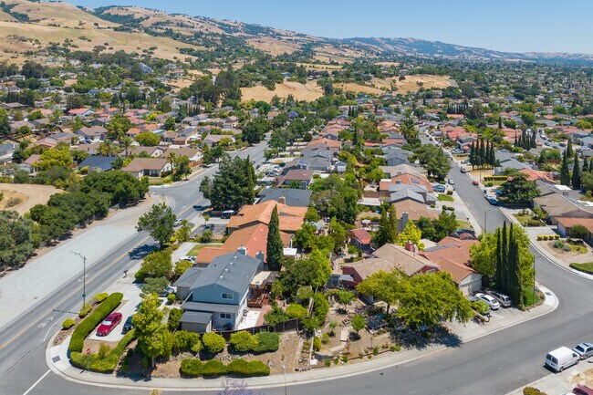 Beautiful neighborhood surrounded by rolling hills in Hidden Glen, San Jose, California.