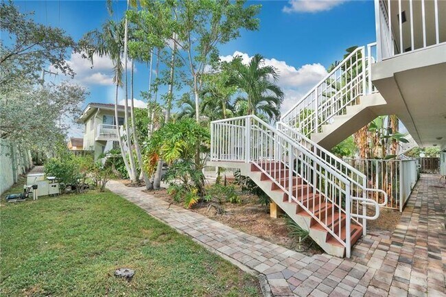 1424 Holly Heights Dr unit 5, Fort Lauderdale, FL 33304 - photo 2