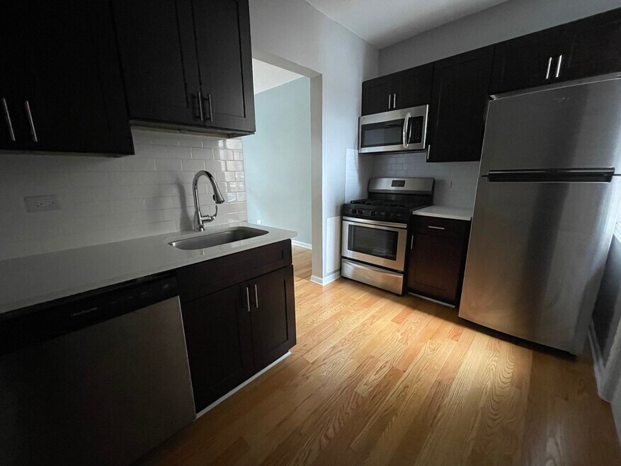 1648 W Pratt Blvd unit 2J, Chicago, IL 60626 - photo 1