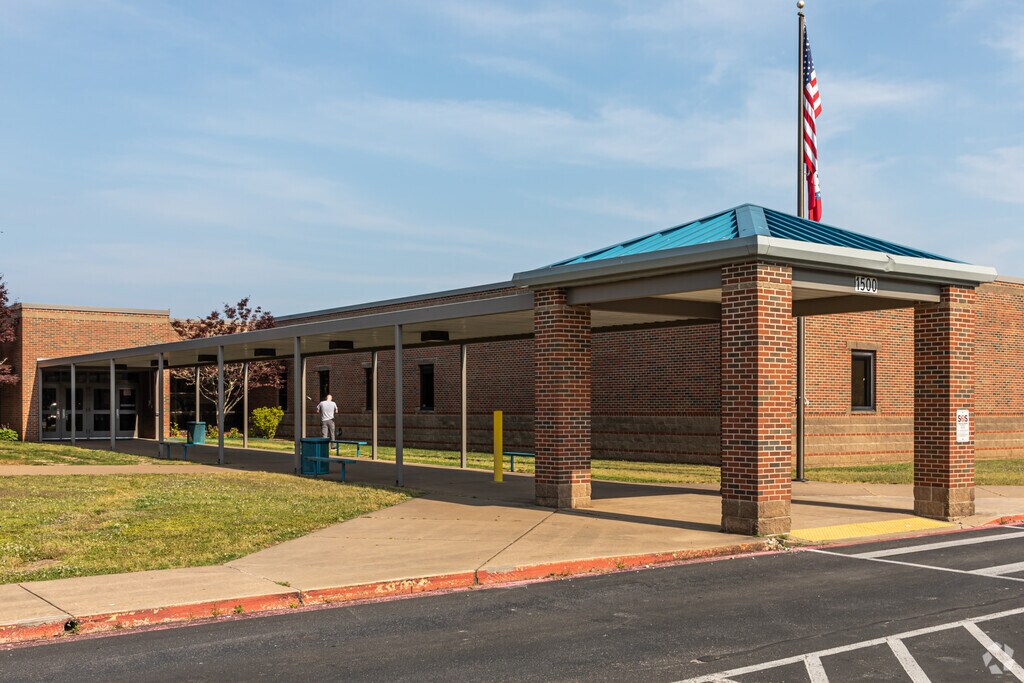 Siloam Springs Intermediate School serves students in grades fifth through sixth.