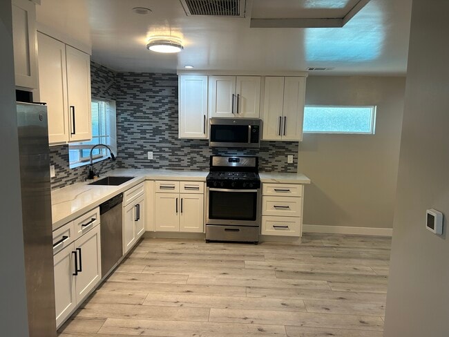 19548 Los Alimos St unit 19546, Porter Ranch, CA 91326 - photo 6