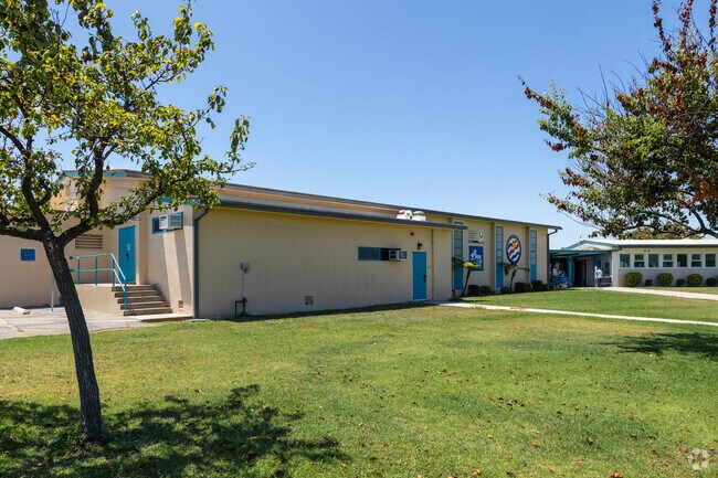 Mark Twain Elementary School has a student to teacher ratio of 24:1.