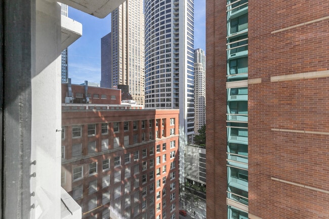 21 E Chestnut St unit FL23-ID1391, Chicago, IL 60611 - photo 3