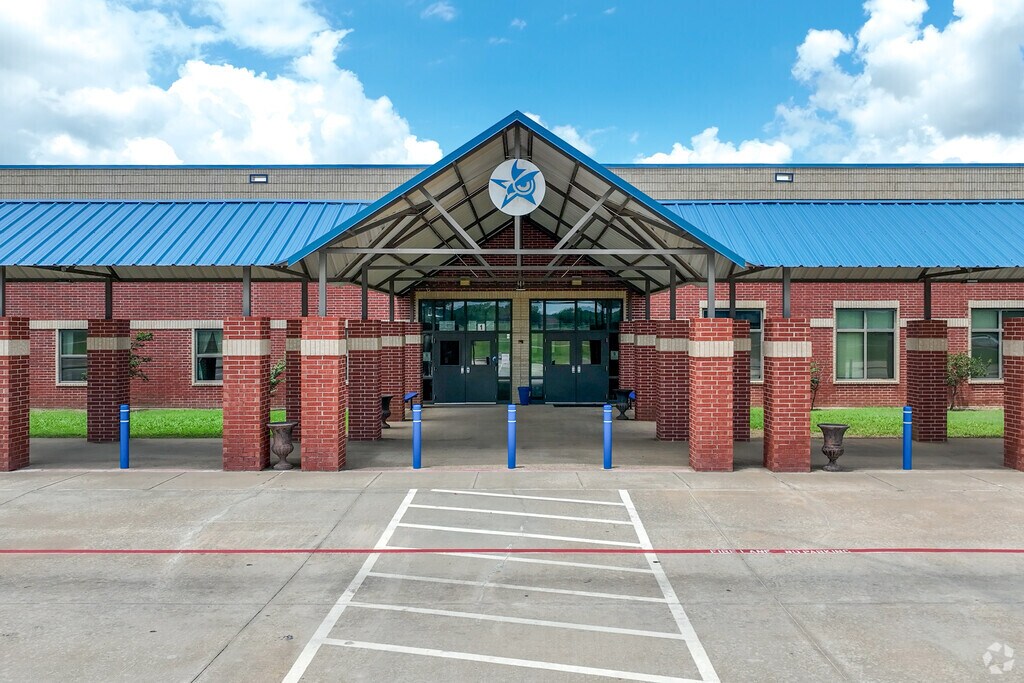 Niche gives Caddo Grove Elementary School in Joshua, TX a B rating.