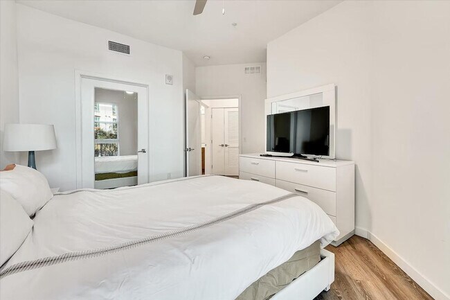 593 Camino de la Reina unit ID1343835P, San Diego, CA 92108 - photo 6