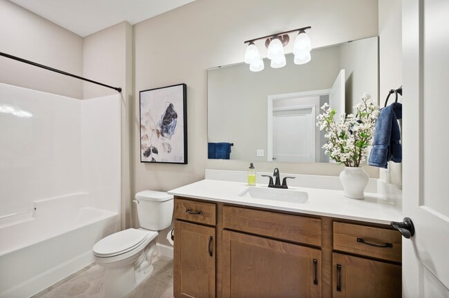 12. Main Bathroom.jpg