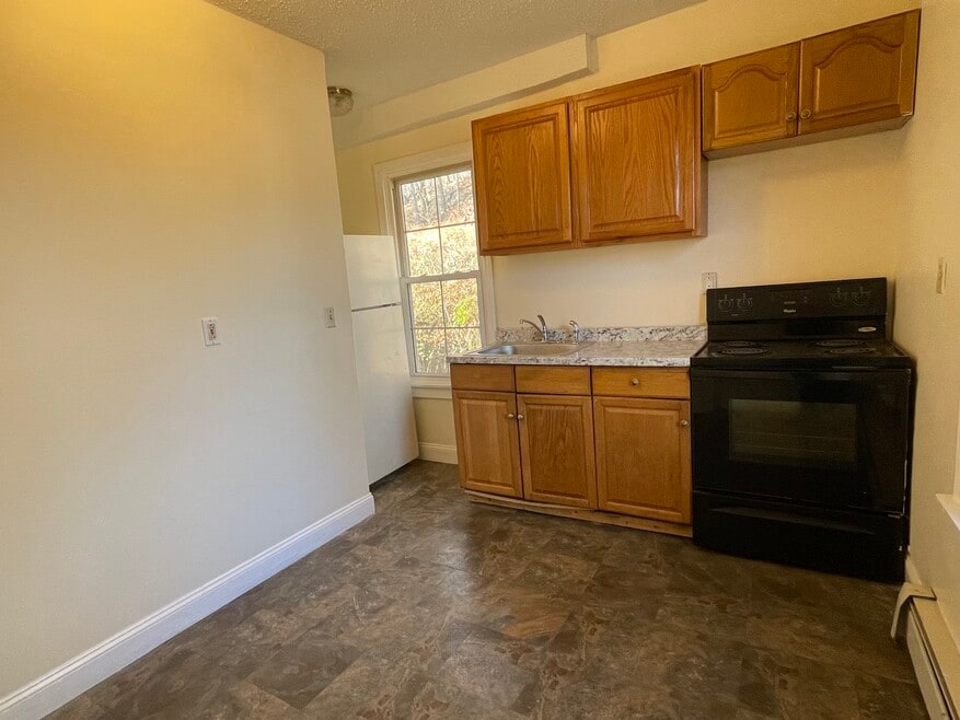 73 W Thames St unit 73B, Norwich, CT 06360 - photo 1