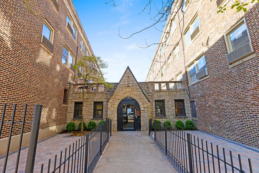 1555 W Hollywood Ave unit 202, Chicago, IL 60660 - photo 1