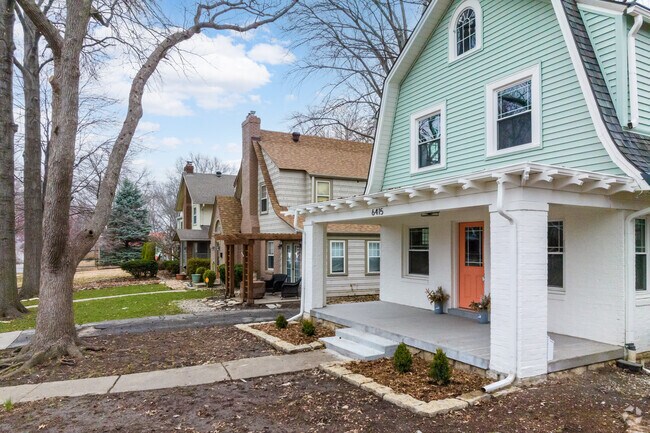 Craftsman homes in Morningside have large front lawns.