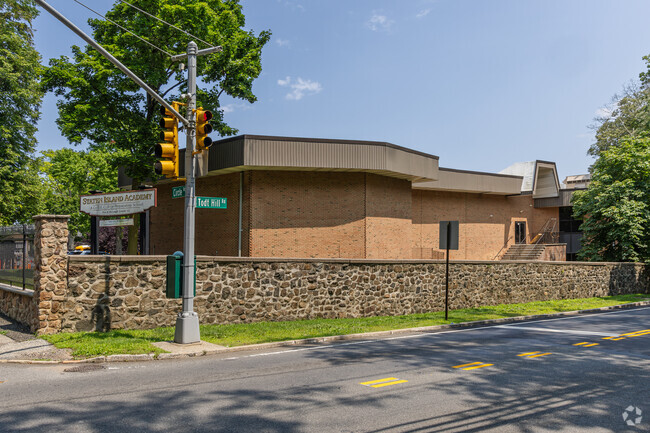The student population of Staten Island Academy is 327.