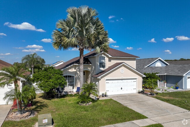 Kissimmee is known for it's large palm trees and well manicured lawns.