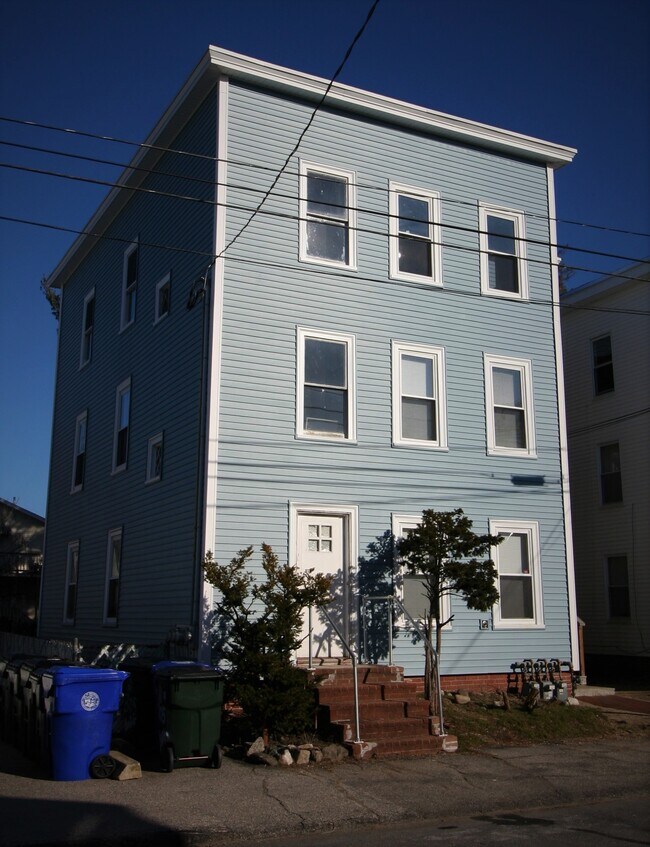 305 Bartlett St Unit 3 (3rd Floor), Manchester, NH 03102