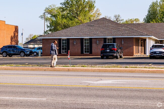 32nd Street brings plenty of shopping and dining to the Kelsey Norman South neighborhood.
