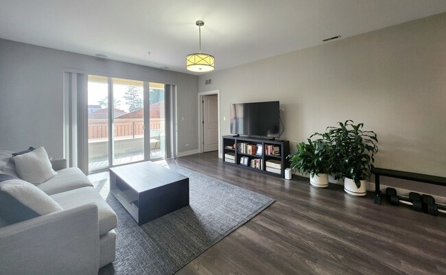 1202 Waukegan Rd unit 201, Glenview, IL 60025 - photo 3