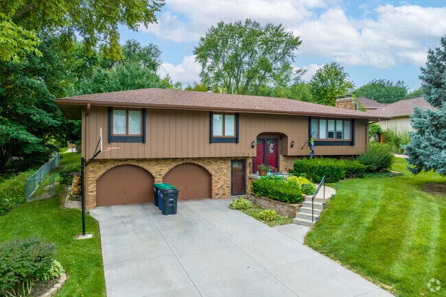 Find split-level homes in every size, shape, and architectural style in Leawood West.