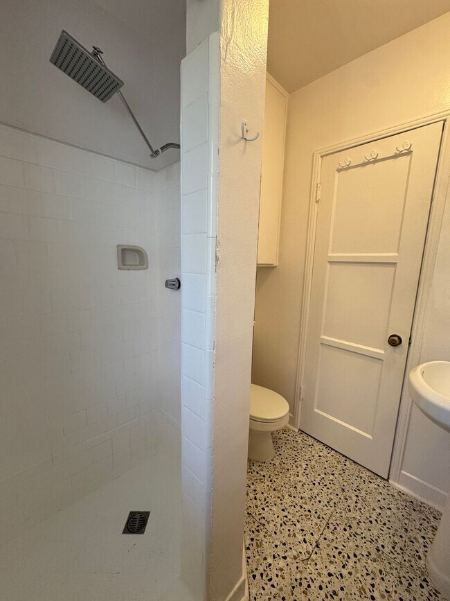 Hayworth Courtyard Apartments – West Hollywood Living, Los Angeles, CA 90046 - photo 5