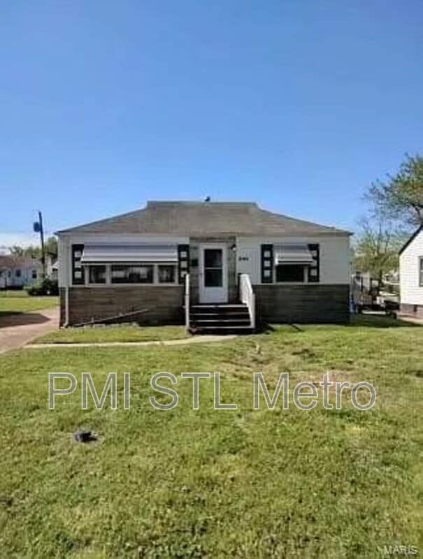 8146 Rector Dr, St. Louis, MO 63134