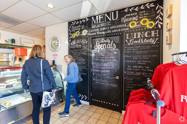 Enjoy a meal at Foxes Boxes near Cottage Hills.