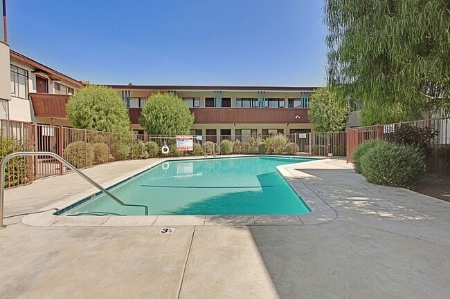 Hazeltine Apartments, Sherman Oaks, CA 91423 - photo 3