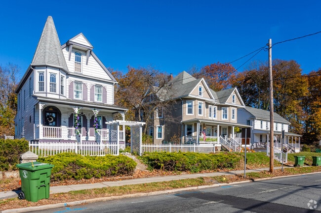 There are all types of homes in Washington, NJ.