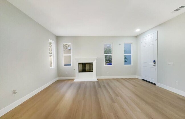 24130 Tango Dr, Valencia, CA 91354 - photo 4