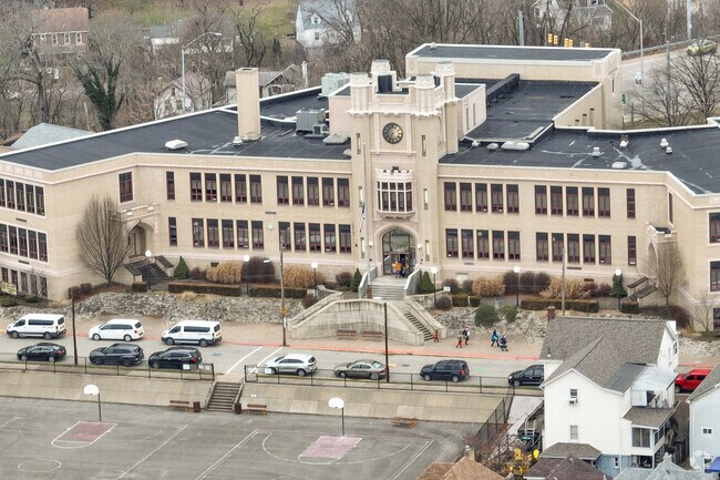 Grandview Elementary School has 633 students.