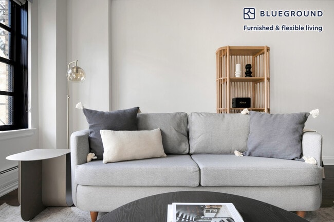 200 E Chestnut St unit FL16-ID623, Chicago, IL 60611 - photo 2