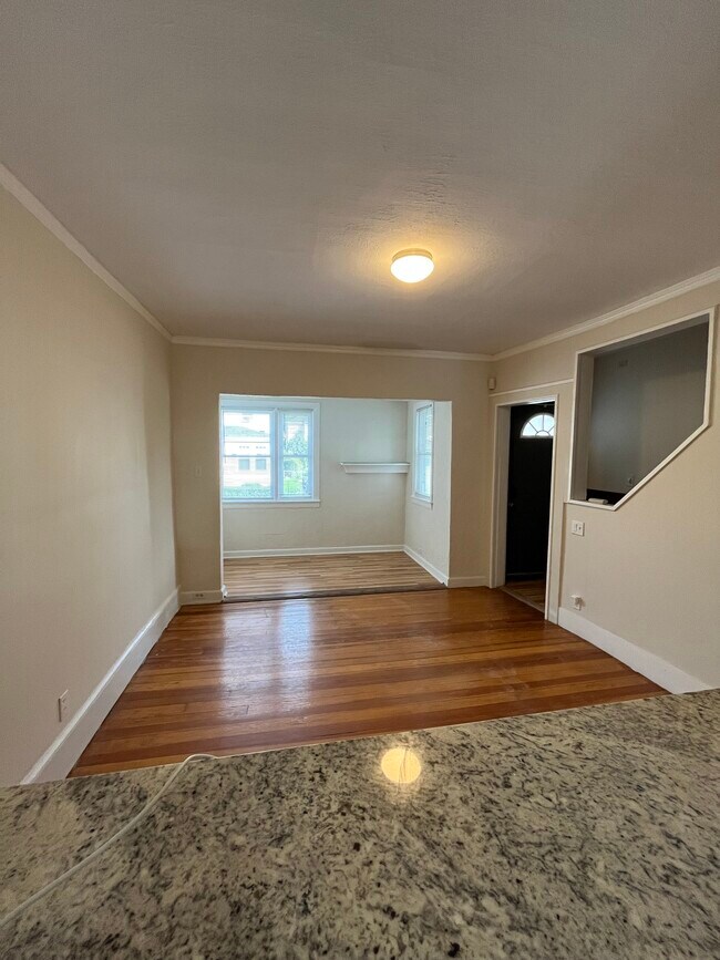 Livingroom & Nook (1/3)