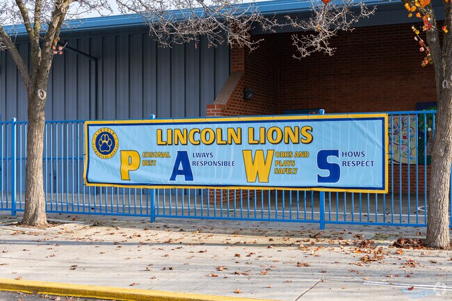 A large banner reminds students to be their best at Lincoln Elementary School in Exeter.