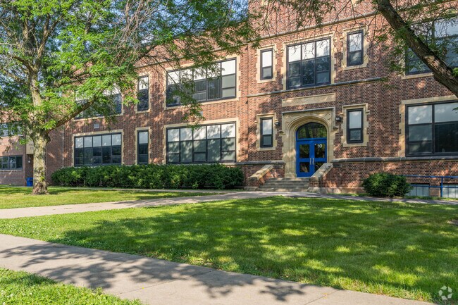 Franklin Elementary has 33 full-time teachers and 1 full-time school counselor.