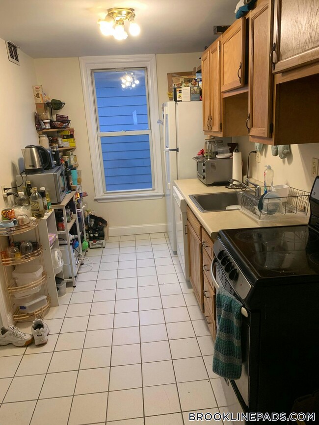 216 Freeman St Unit 2, Brookline, MA 02446