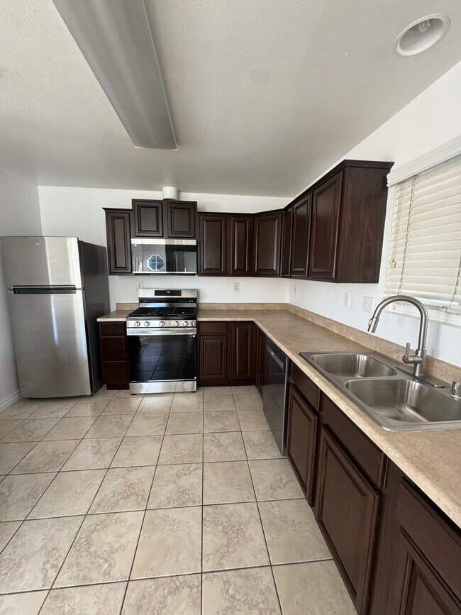 3481 Grant St, Corona, CA 92879