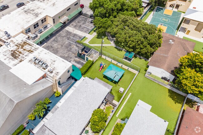 La Progresiva Presbyterian School has responsible amenities for students during recess.